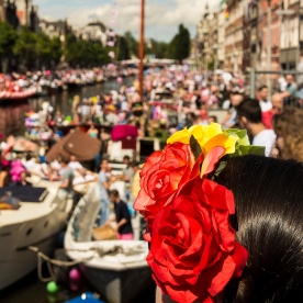 Un canale di Amsterdam, Olanda, durante la parata del Gay Pride 2017